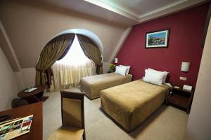 乌日霍罗德普拉哈酒店的酒店客房设有两张床和窗户。