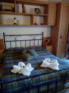 Gignod阿菲塔卡梅勒莎斯马格安酒店的一间卧室配有带毛巾的床