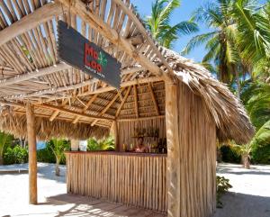 蓬塔卡纳加泰罗尼亚皇家巴瓦罗酒店 - 全包 - 仅限成人的海滩上草屋的酒吧