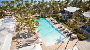 蓬塔卡纳加泰罗尼亚皇家巴瓦罗酒店 - 全包 - 仅限成人的享有度假村游泳池的空中景致