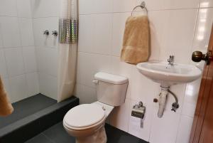 昆卡Hotel Norte的一间带卫生间和水槽的浴室