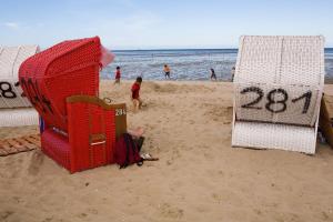 旺格兰特瑞乎富乡村民宿的海滩上有人,带两把椅子的海滩