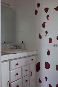 Ardevon小山住宿加早餐旅馆的墙上设有水槽和红色心的浴室
