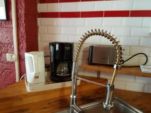 楠蒂阿南蒂阿之家穆布雷斯因-朱拉一室公寓的厨房柜台配有水槽和咖啡壶