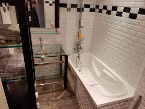 楠蒂阿南蒂阿之家穆布雷斯因-朱拉一室公寓的带浴缸和盥洗盆的浴室