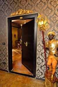 威尼斯埃尔凯鲁比尼旅馆的站在门边的男人的金雕