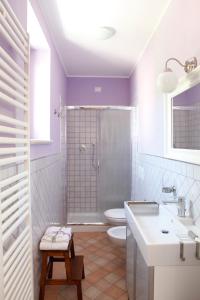 阿西西拉旺达罗斯玛丽诺住宿加早餐酒店的带淋浴、卫生间和盥洗盆的浴室