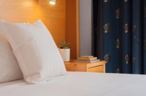 圣朱利安斯亚历山大酒店的床上的白色枕头
