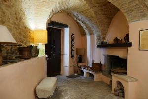 CugnoliDimora Il Palazzetto的客厅设有壁炉和拱门。