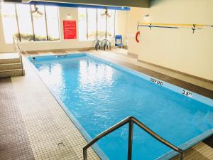 雷德迪尔BA Hotel的大楼内一个蓝色的大型游泳池