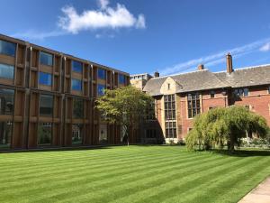 剑桥West Court- Jesus College的享有带大草坪的建筑外部景色