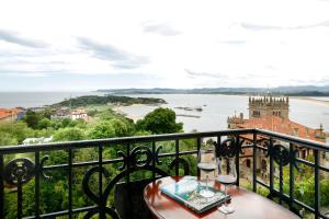 桑坦德欧洲之星皇家酒店的阳台配有桌子,享有水景