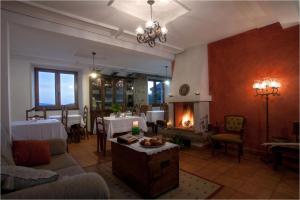 穆希亚Hotel Rural Casa Fontequeiroso的客厅配有桌子和壁炉