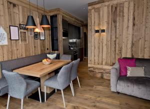 迈尔霍芬Postresidenz的一间带木桌和椅子的用餐室