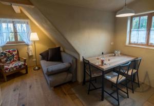 德意志兰茨贝格Weinhof Klug-Krainer的客厅配有桌子和椅子