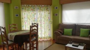 拉林Caracas的客厅配有沙发和桌子