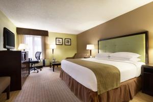 巴尔的摩内港戴斯酒店客房内的一张或多张床位