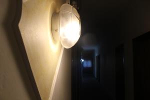 卡西诺戴安娜酒店的走廊墙上的灯
