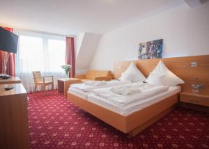 温特贝格赫森霍夫酒店的一间卧室,卧室内配有一张大床
