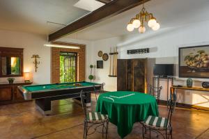 San Francisco Tesistán马格达莱纳庄园酒店的客厅配有一张台球桌和一张绿桌