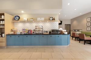 印第安纳波利斯印第安纳波利斯机场南江山旅馆的厨房配有蓝色橱柜和柜台。