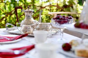 基洛纳英伦风情住宿加早餐酒店的茶壶和盘子桌子