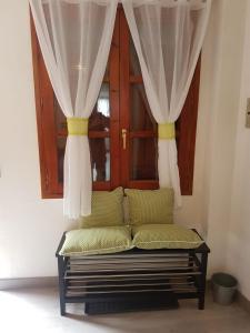 瓦伦西亚德奥尼Casa Ponet的窗前的沙发,窗帘