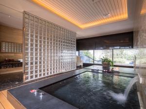 台中市沐兰精品旅馆 (台中馆)的大型客房设有带喷泉的游泳池