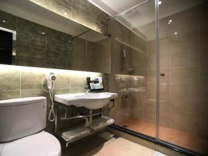 平镇莫尼旅店的浴室配有卫生间、盥洗盆和淋浴。
