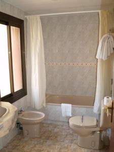 桑特费柳德吉克索尔斯德索尔旅舍的一间带卫生间和水槽的浴室