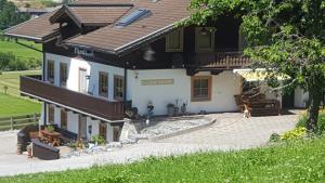 维尔德科格尔山麓布兰贝格帕瑟霍夫旅馆的一座大房子前面设有一个庭院