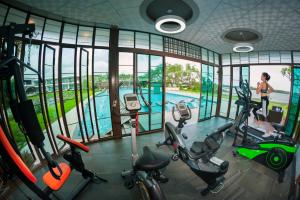 尖竹汶班里姆奥酒店的享有游泳池景致的健身房
