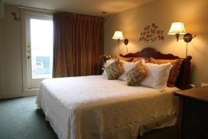 纽波特菲茨罗伊酒店的一间卧室设有一张大床和一个窗户。