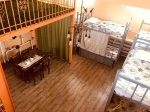 乌兰巴托达尼斯塔游牧之旅旅舍的享有高空景致的客房,配有桌子和双层床。