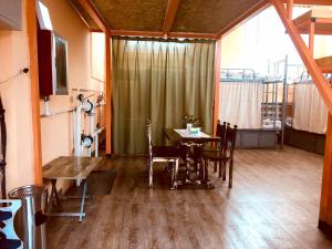 乌兰巴托达尼斯塔游牧之旅旅舍的一间用餐室,在房间内配有桌椅