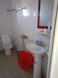 泉兰NHÀ NGHỈ PHƯƠNG THẢO的浴室配有白色水槽和卫生间。