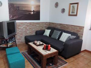 LiresO Cruceiro的带沙发和咖啡桌的客厅