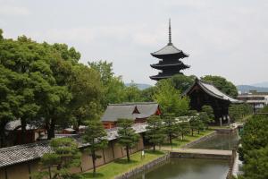 京都京都班尼斯特酒店的一座宝塔和一座有河流和树木的建筑