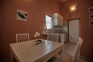 内乌姆Villa Nada的厨房配有白色桌子和白色冰箱。