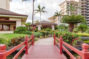 Popular Ground Floor with Extra Grassy Area - Beach Tower at Ko Olina Beach Villas Resort的阳台或露台