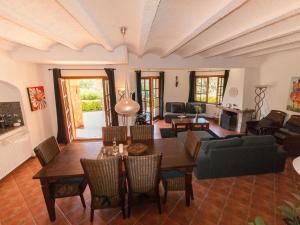 卡隆赫Belvilla by OYO Villa Duende的客厅配有桌子和沙发