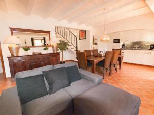 卡隆赫Belvilla by OYO Villa Duende的客厅配有沙发和桌子