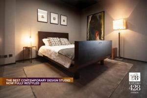 埃斯平霍Estúdio 428的一间卧室配有一张床和一台平面电视
