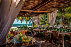 伊列乌斯纳韦甘蒂斯莫鲁宾馆的海滩上的餐厅,配有桌椅