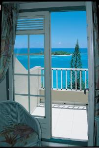 哥西尔Résidence Turquoise Guadeloupe - Vue mer et lagon的客房设有海景阳台。
