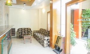 浦那Treebo Trend Brahma Regency的客厅配有两张沙发和一台电视机