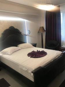 斯拉蒂纳布鲁瓦德名望酒店的一间卧室配有一张大床,床上有浴袍
