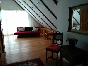 肯彭Katharina的客厅配有红色的沙发和镜子
