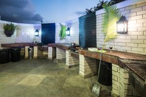 马盖特First Group La Cote D'Azur的砖墙上长凳和植物的酒吧
