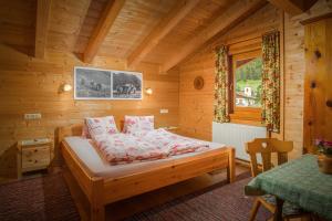大格洛克纳山麓卡尔斯Haus Panoramablick的小木屋内一间卧室,配有一张床